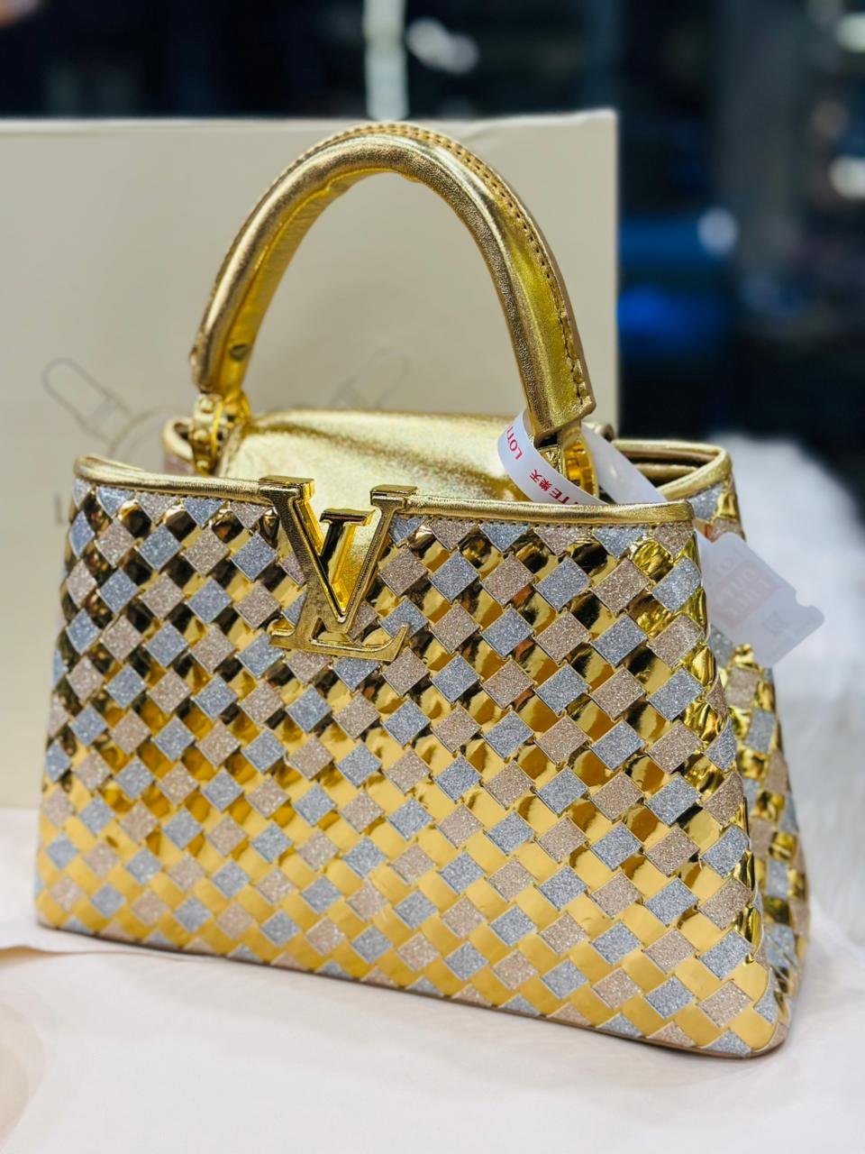 Louis Vuitton Capucines 587