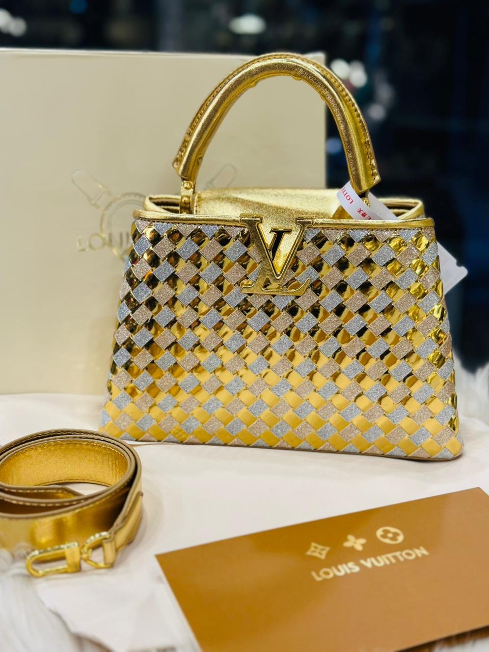 Louis Vuitton Capucines 587