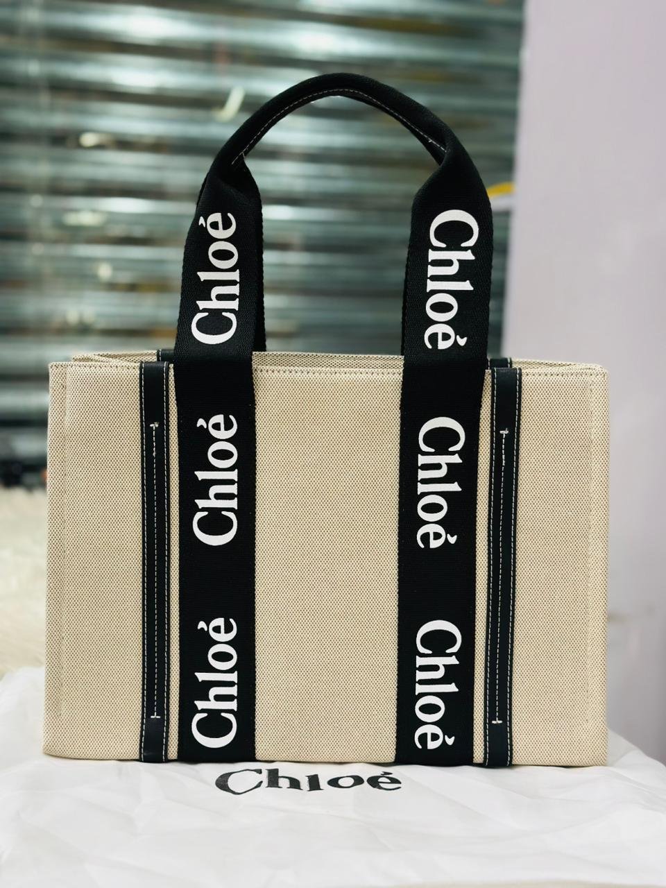 Chloé Medium Woody Tote Bag in linen canvas with Black Logo
