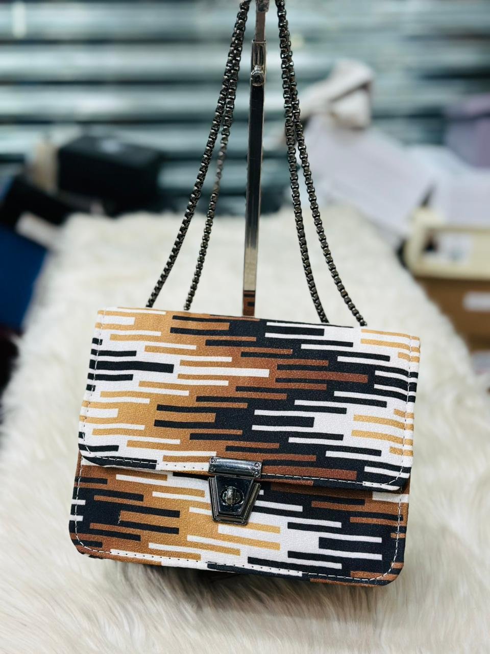 HANDBAG 19