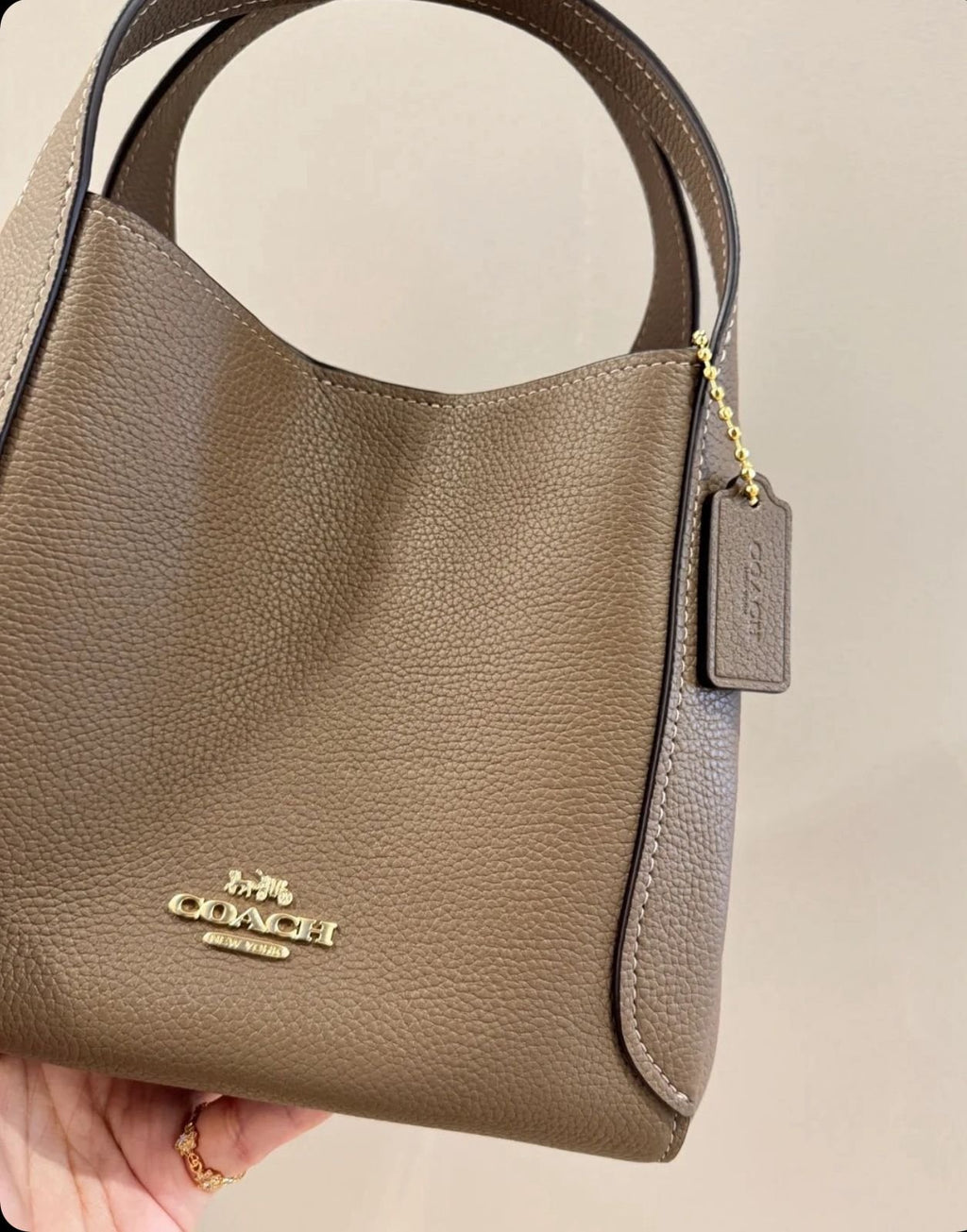 Coach Hadley Hobo 21 in Beige