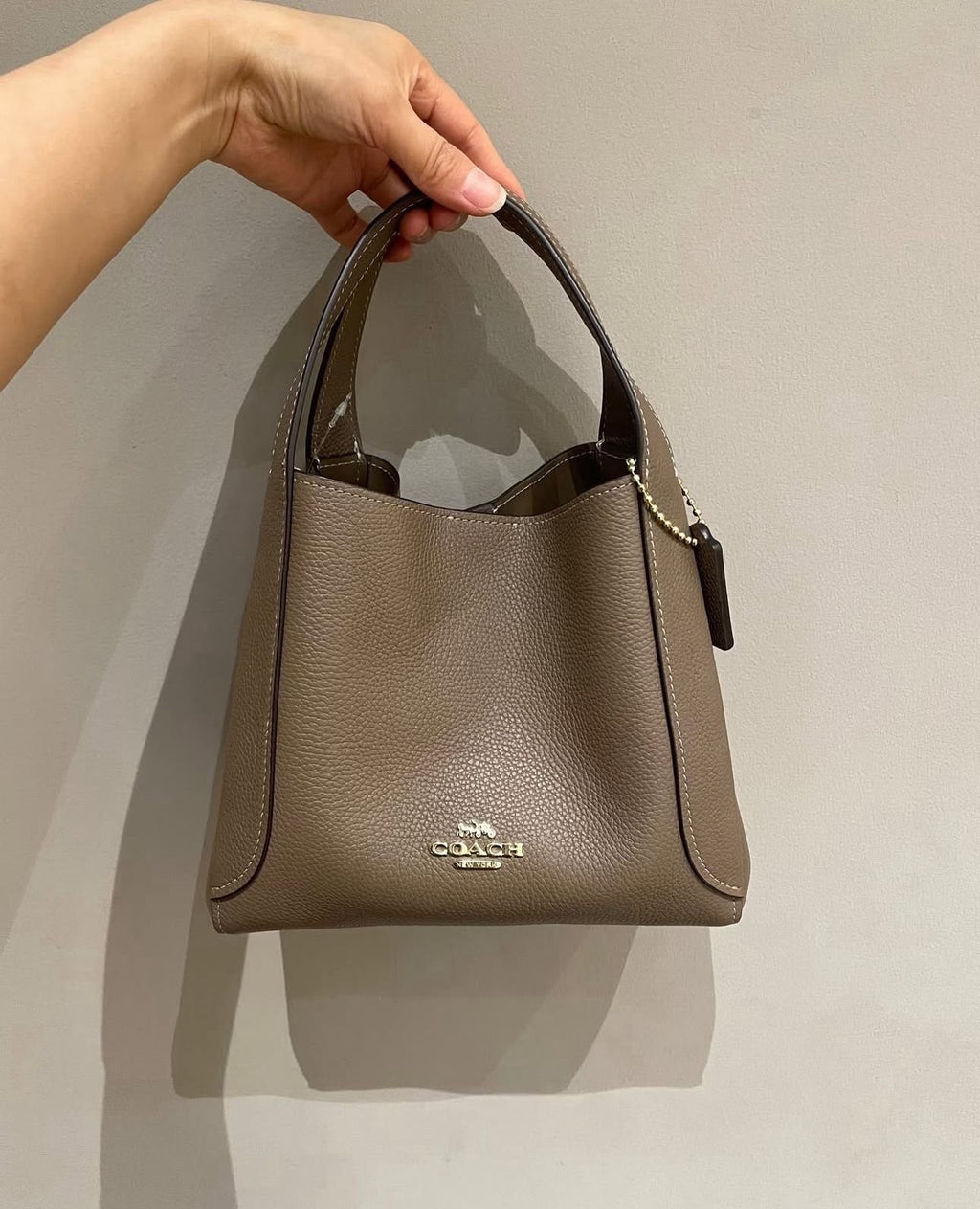Coach Hadley Hobo 21 in Beige