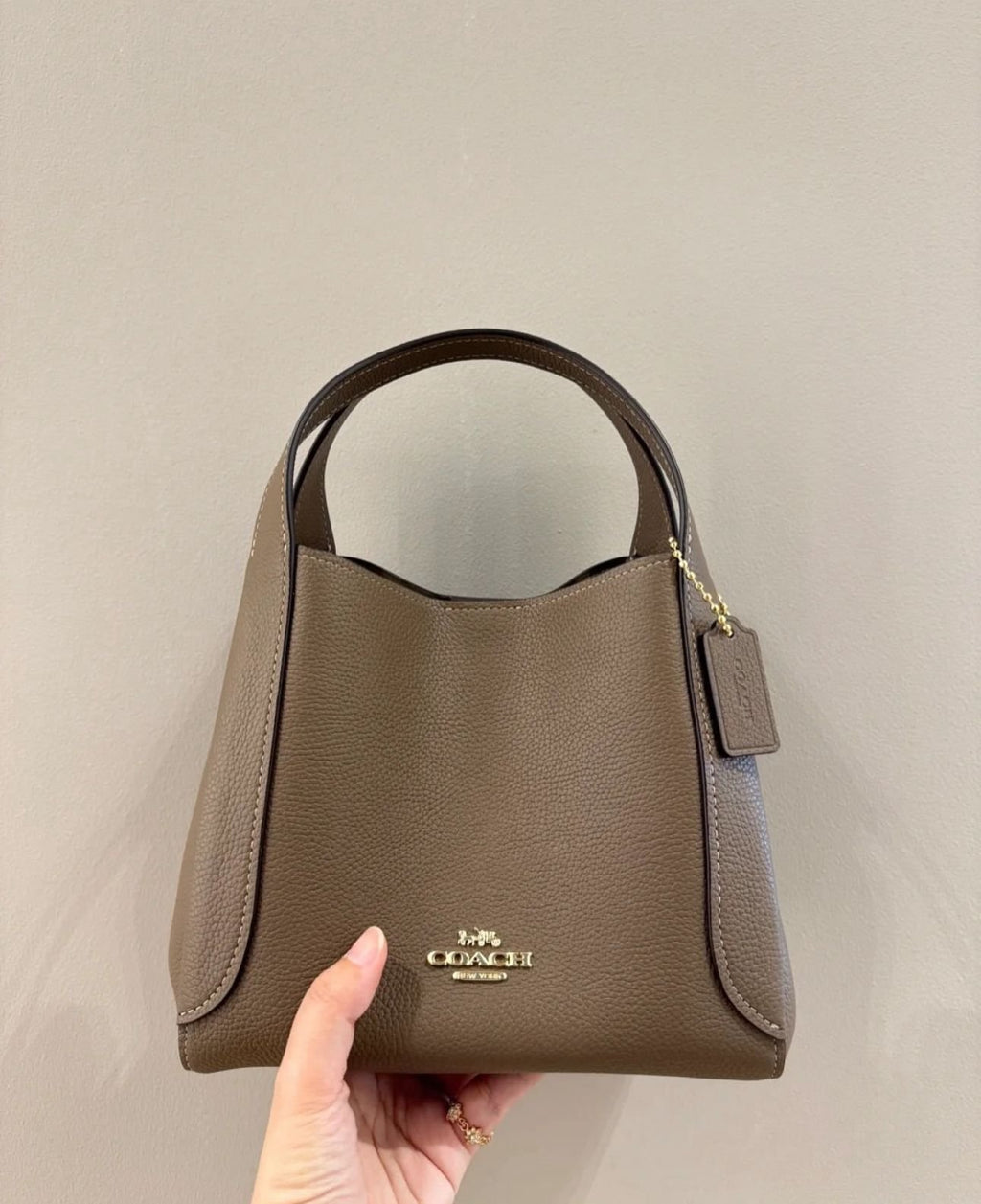 Coach Hadley Hobo 21 in Beige