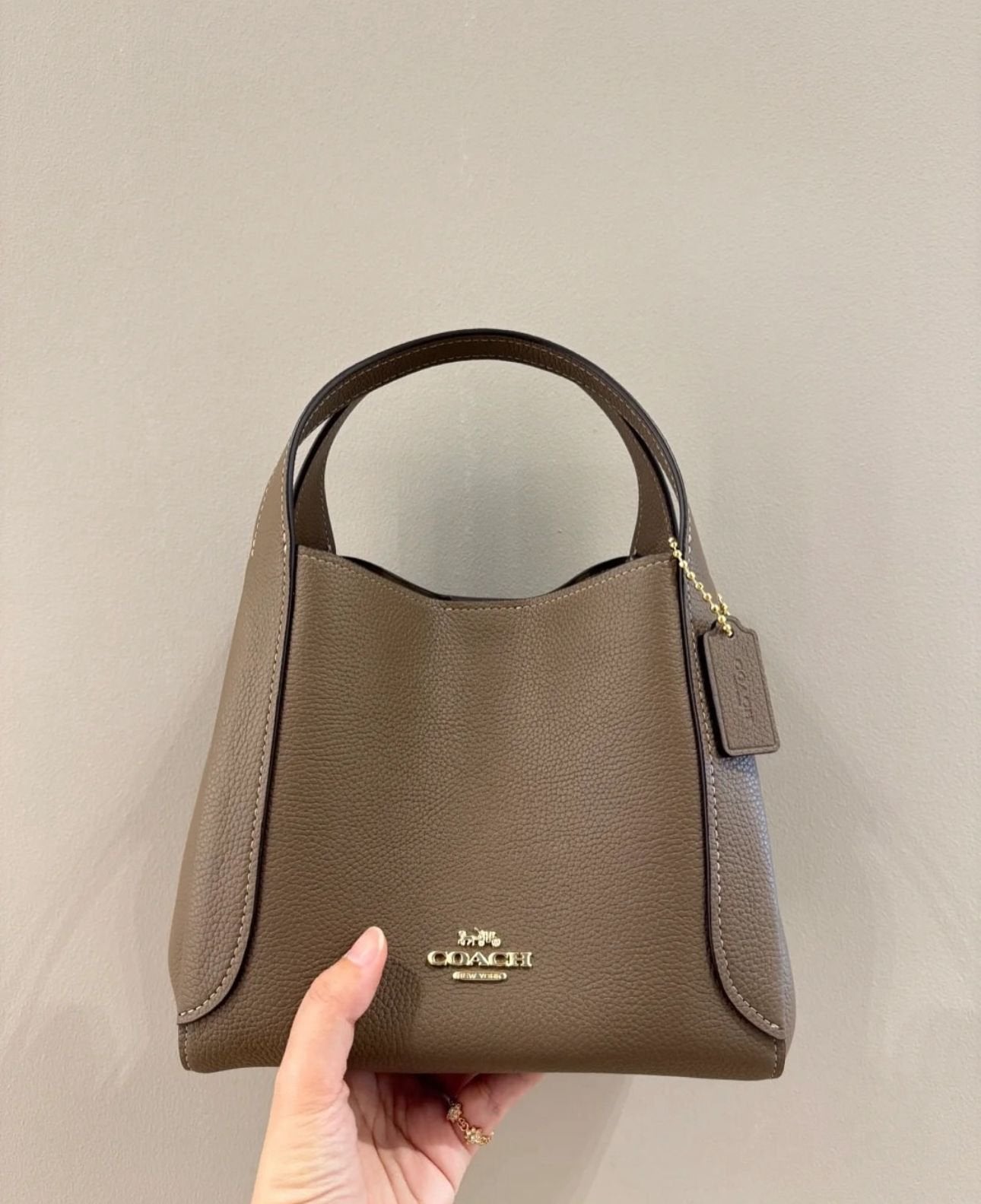 Coach Hadley Hobo 21 in Beige