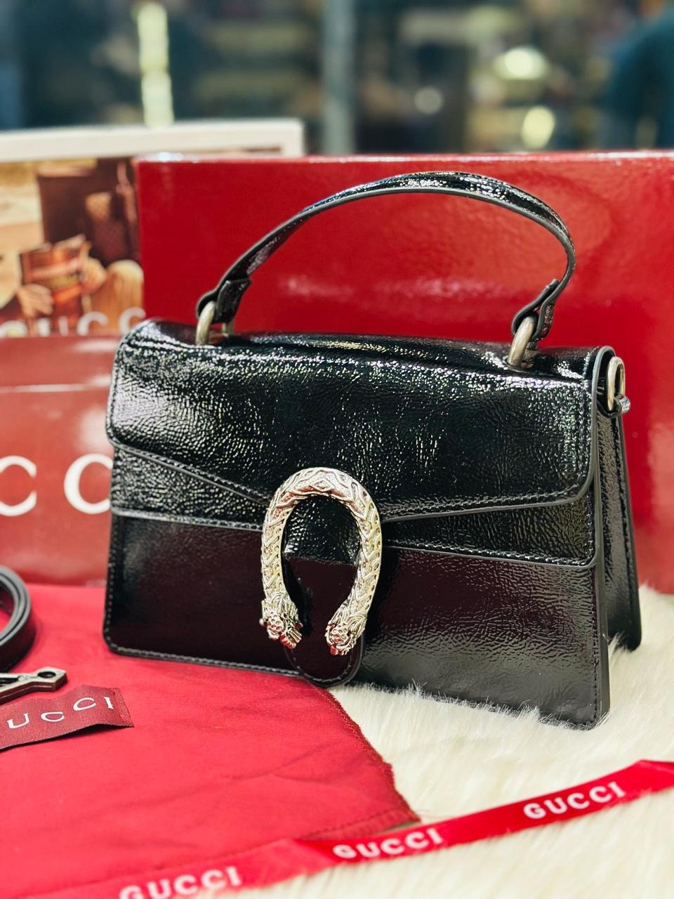 Gucci Dionysus Small Shoulder Bag in Black Leather.