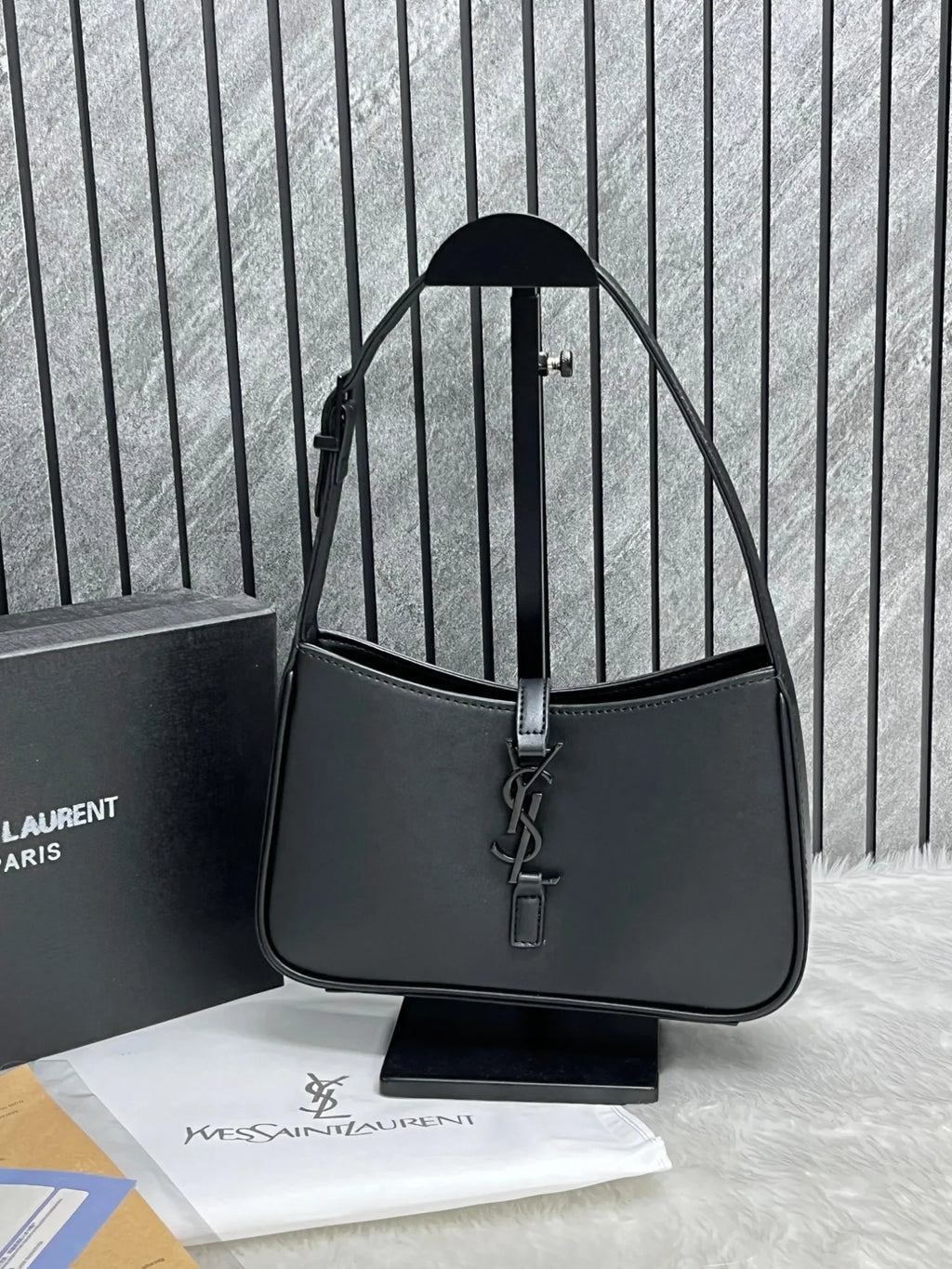 Saint Laurent Hobo bag in Black Leather